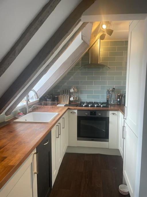 Beautiful 1600'S Loft Apartment. 웨어 외부 사진
